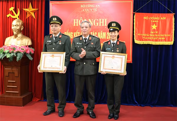 Major General Nguyen Khac Thuy awards the Commemorative Plaques “For Environmental Protection” from the Ministry of Natural Resources and Environment to individuals of the Department.