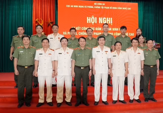 Deputy Minister Luong Tam Quang and delegates in a joint photo.