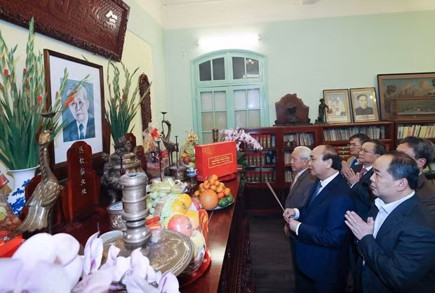 Prime Minister Nguyen Xuan Phuc offers incense to Le Duan (Photo: VNA)