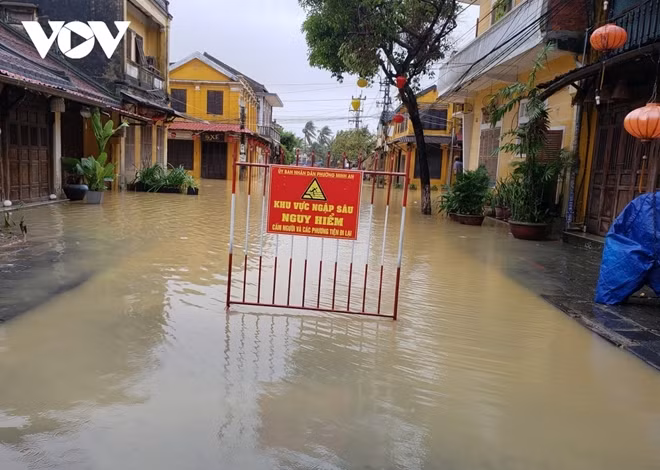 Authorities in Hoi An city in Quang Nam province erect barriers and warning signs in an attempt to prevent residents and vehicles from accessing flood-prone areas.