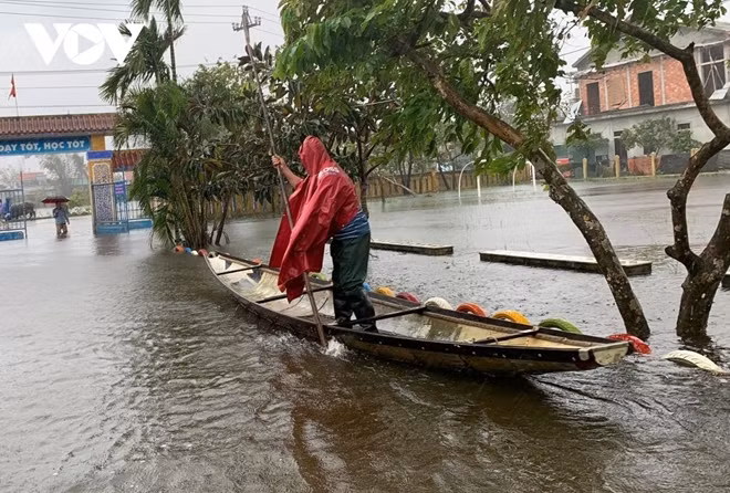 Due to upstream flooding and spells of torrential downpours caused by Storm Etau, the central province of Thua Thien-Hue has been left submerged in a metre of water.