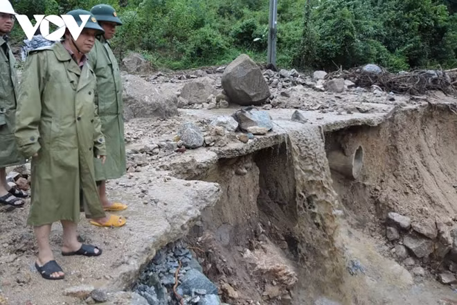 The administration of Binh Dinh province inspect landslide sites in order to devise relevant solutions to help ease traffic for local residents.