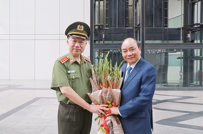Minister To Lam offers flowers to PM Phuc. Minister To Lam offers flowers to PM Phuc.