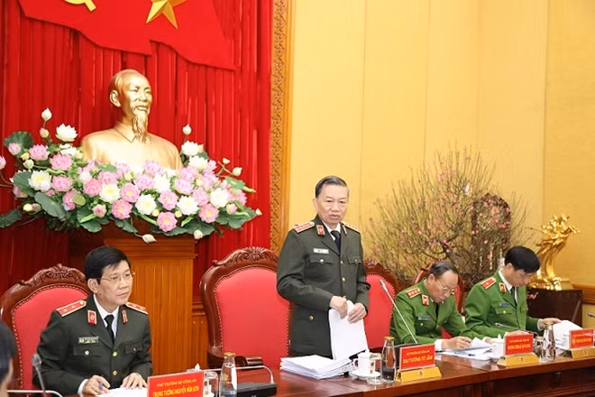 Minister To Lam delivers a speech at the conference.