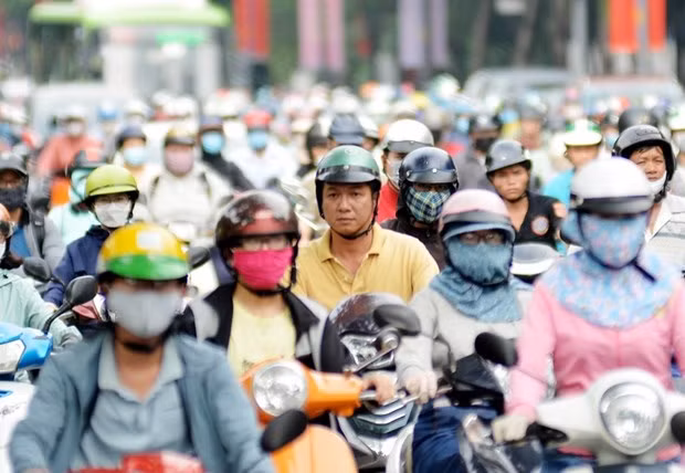 Many people in Ho Chi Minh City do not wear a face mask in public places (Photo: VNA)