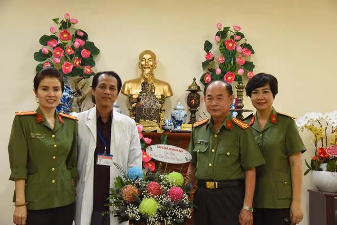 CAND Newspaper's delegation visits Hospital 304.