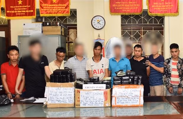 Drug traffickers in Dien Bien along with the exhibits (Photo: VNA)