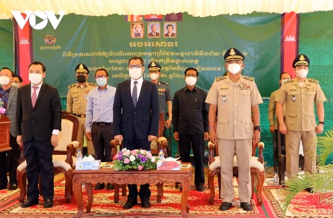 At the ceremony on May 31 to announce the operation of the Tan Nam (Tay Ninh) - Meun Chey (Prey Veng) international border gate pair.