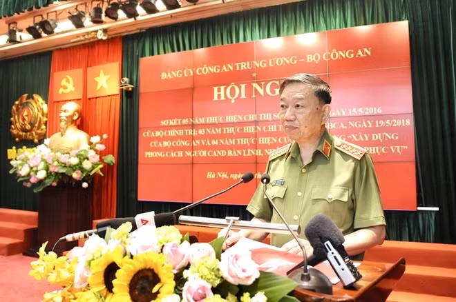 Minister To Lam speaks at the event.