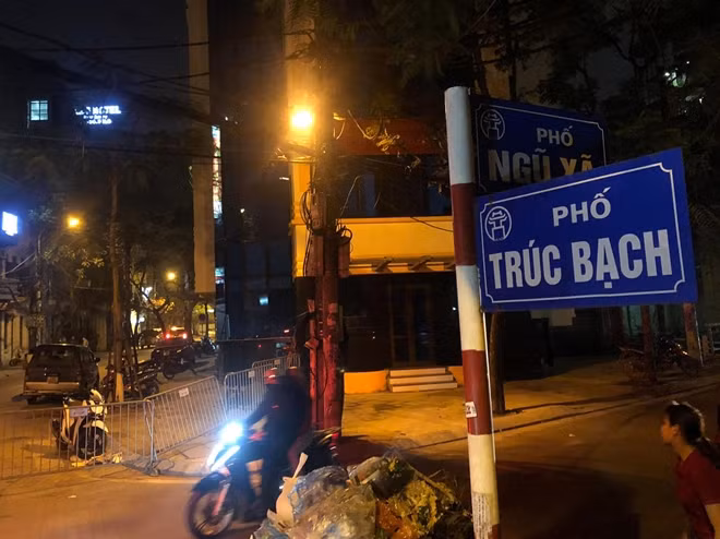 Earlier, at 22:00 on March 6, Hanoi blockaded a section of Truc Bach street when the 26-year-old girl was identified as the first case of COVID-19 in Hanoi and the 17th patient in Vietnam.