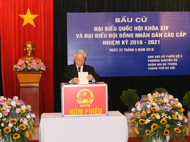 Party General Secretary Nguyen Phu Trong casts ballot at a constituency in Nguyen Du ward, Hai Ba Trung district, Hanoi, on May 22, 2016. (Photo: VNA)