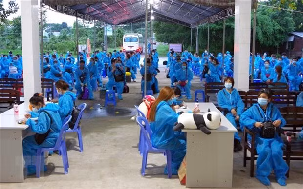 The citizens complete procedures for quarantine. (Photo: VNA)