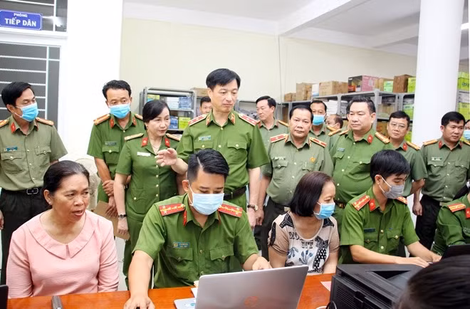 Deputy Minister Nguyen Duy Ngoc inspects issuance of chip-based ID cards in Can Tho.