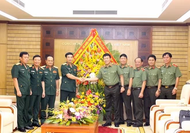 Senior Lieutenant General Phan Van Giang presents congratulation flowers to the Ministry of Public Security on occasion of the 75th founding anniversary of the Public Security Forces. Senior Lieutenant General Phan Van Giang presents congratulation flowers to the Ministry of Public Security on occasion of the 75th founding anniversary of the Public Security Forces.