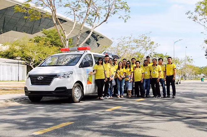 Thanh and other members of the voluntary team.
