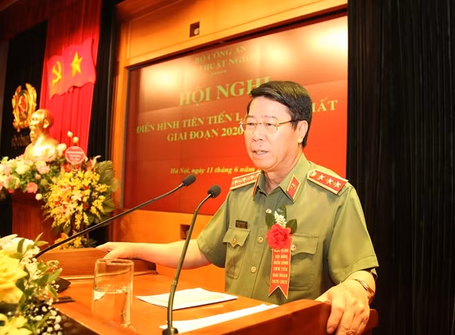 Deputy Minister Bui Van Nam speaks at the meeting.