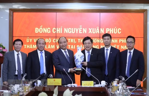 Prime Minister Nguyen Xuan Phuc (third from left) presents a souvenir to VOV General Director (Photo: VNA)