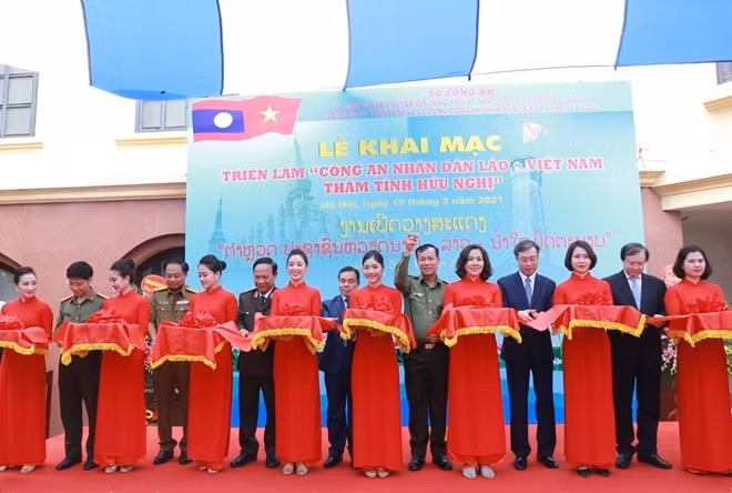 Deputy Minister Le Tan Toi and other honorable delegates cut the ribbon to open the exhibition.