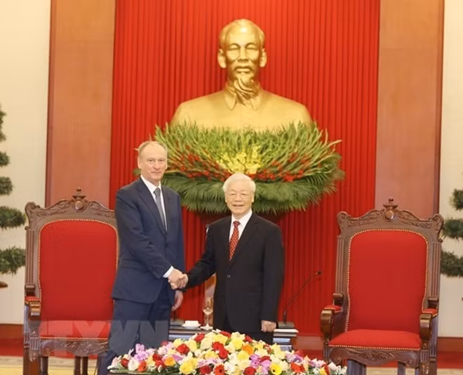 Party General Secretary and State President Nguyen Phu Trong shakes hands with Secretary of the Security Council of Russian Federation Nikolai Patrushev during their meeting (Photo: VNA)