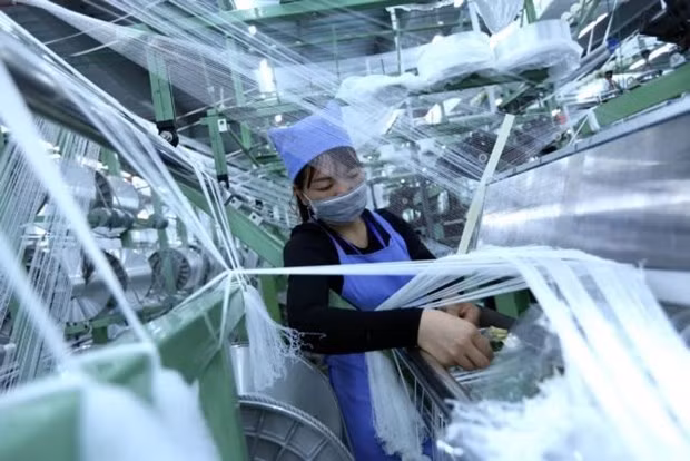 A worker operates a yarn processing line at Best Pacific Vietnam Co. Ltd at the Vietnam-Singapore Industrial Park (VSIP) in the northern province of Hai Duong. (Source: VNA)