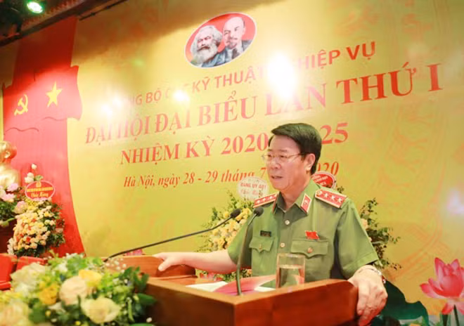 Deputy Minister Bui Van Nam speaks at the event.