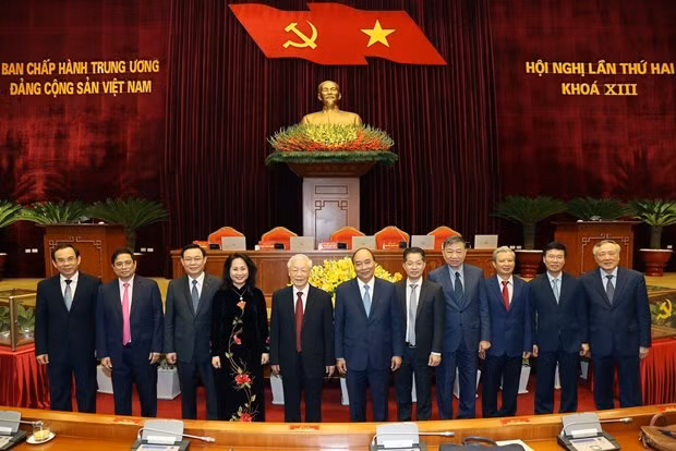 Party General Secretary and President Nguyen Phu Trong (fifth from left), Prime Minister Nguyen Xuan Phuc (sixth from right) and other Party and State officials at the closing session of the 13th Party Central Committee's second plenum (Photo: VNA) Party General Secretary and President Nguyen Phu Trong (fifth from left), Prime Minister Nguyen Xuan Phuc (sixth from right) and other Party and State officials at the closing session of the 13th Party Central Committee's second plenum (Photo: VNA)