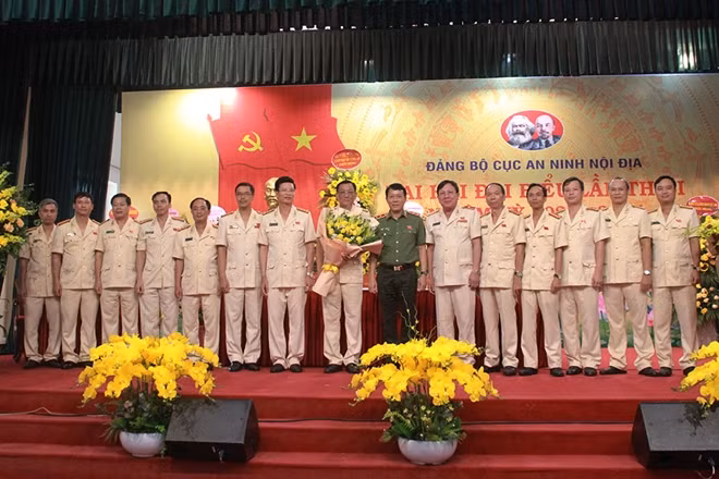 Deputy Minister Luong Tam Quang congratulates the Department's Party Executive Committee for the 2020-2025 term. Deputy Minister Luong Tam Quang congratulates the Department's Party Executive Committee for the 2020-2025 term.