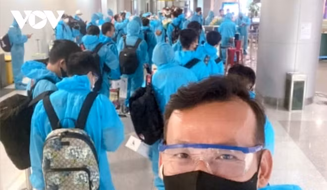 Vietnamese players line up for check-ins in the UAE before departure.