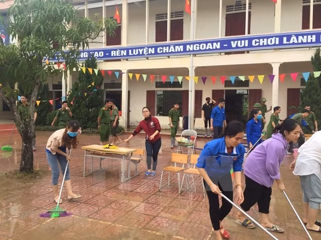 All forces together with Vo Liet Primary School in Thanh Chuong district clean up the environment as soon as floodwater recedes
