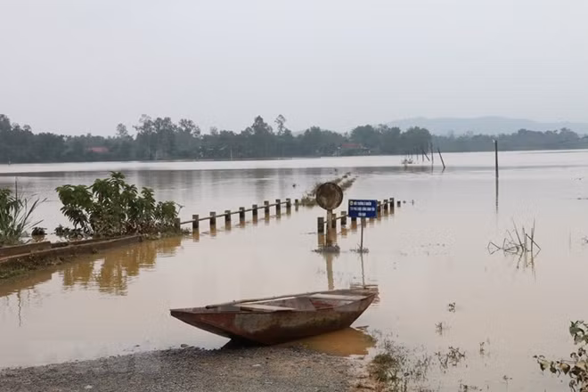 High floodwater divides many villages in Thanh Ha commune, Thanh Chuong district, Nghe An province