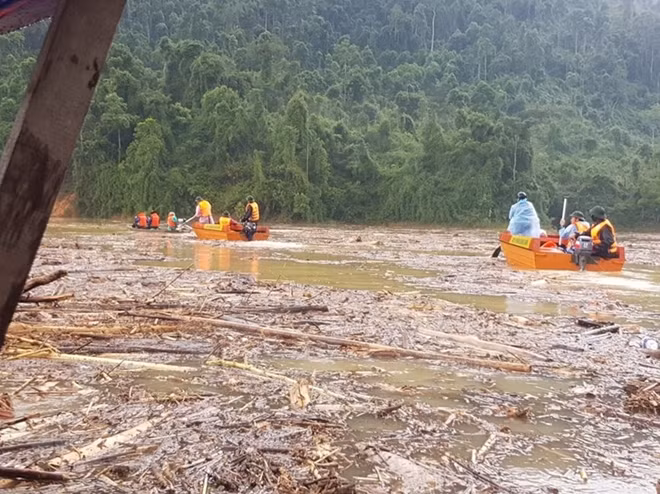 Current heavy rains in Tra Leng challenge the search for landslide victims