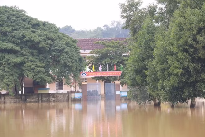 Thanh Ha Primary School in Thanh Chuong District is still submerged