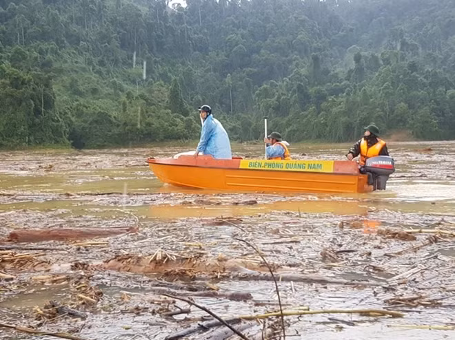 Due to the huge amount of trash covering the surface of the reservoir, searches for the victims face extreme difficulties
