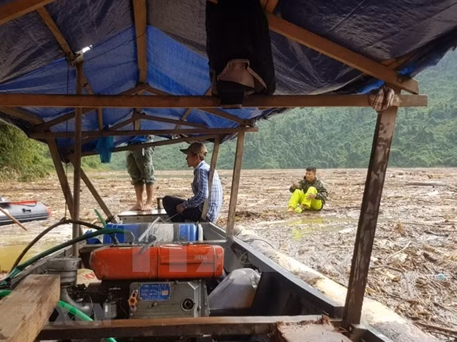 Search for Tra Leng landslide victims is intensified