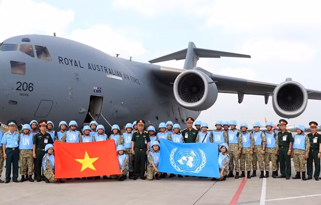 Deputy Defense Minister Sen. Lieut.Gen Nguyen Chi Vinh with staff of the level-2 hospital No.1, before departure to South Sudan for UN peacekeeping mission (Photo: VNA)