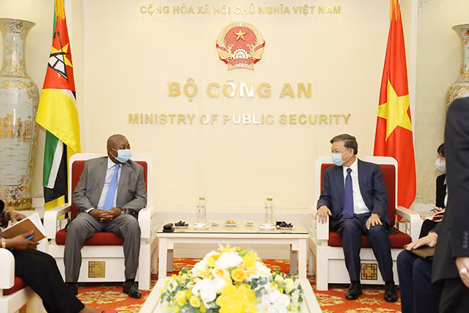 Minister To Lam and Ambassador Leonardo Rosario Manuel Pene at the meeting.