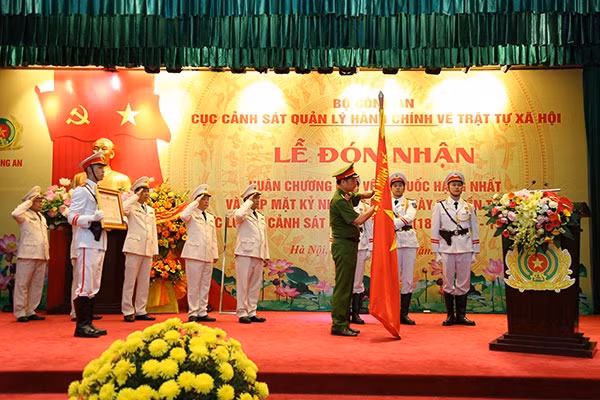 Deputy Minister Nguyen Duy Ngoc hands the National Protection Order to the PDAMSO