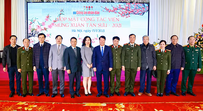 Distinguished guests and the Editorial Board of the newspaper at the event.