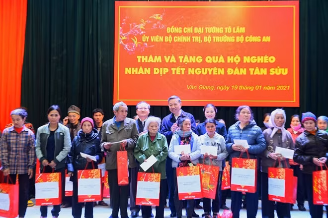 Minister To Lam presents Tet gifts to needy people in Hung Yen