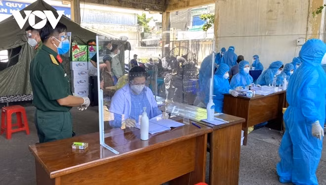 Health quarantine checkpoints have been erected in many southern and central provinces to tighten control over movements of people and vehicles amid rising COVID-19 threats.