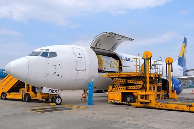 The fourth batch of AstraZeneca vaccine arrives in Tan Son Nhat international airport (Photo: Zingnews.vn)
