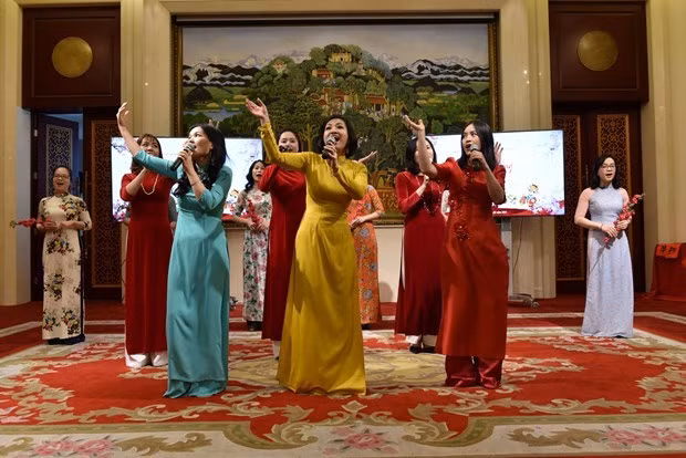 A performance at Vietnamese Embassy in China to welcome Tet (Photo: NA) A performance at Vietnamese Embassy in China to welcome Tet (Photo: NA)