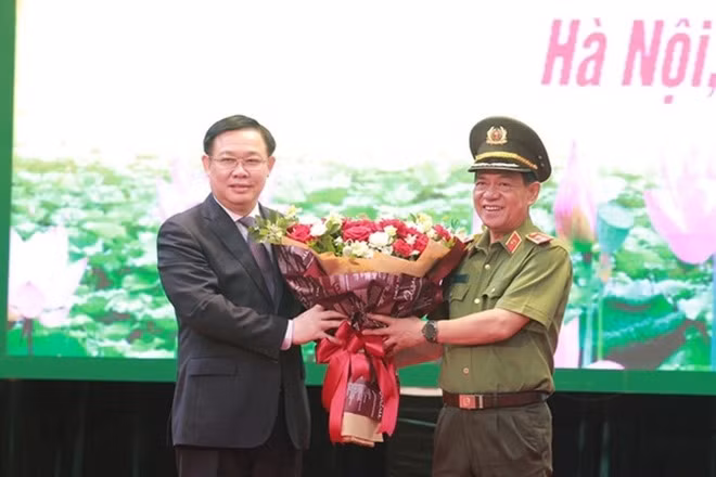 Secretary of Hanoi Municipal Party Committee Vuong Dinh Hue offers flowers Lieutenant General Doan Duy Khuong. Secretary of Hanoi Municipal Party Committee Vuong Dinh Hue offers flowers Lieutenant General Doan Duy Khuong.