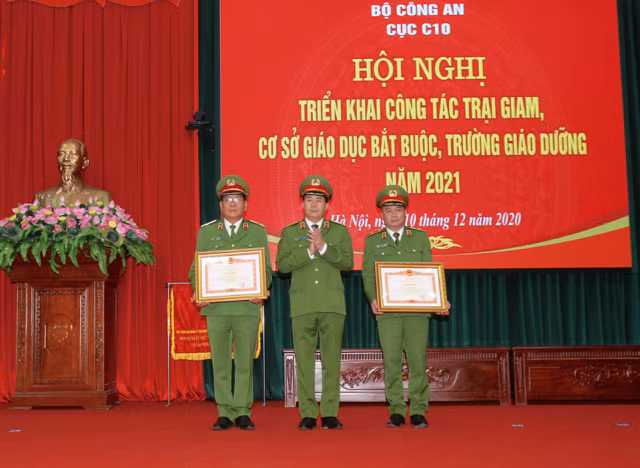 Deputy Minister Le Quoc Hung awards Certificates of Merit presented by the Prime Minister to former leaders of the PRRD.