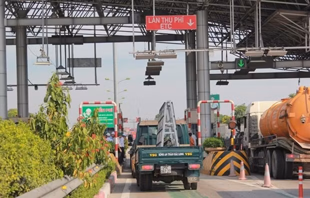A vehicle at a lane designed for vehicles using automatic non-stop toll payments on the Phap Van-Cau Gie Expressway. (Photo: VNA) A vehicle at a lane designed for vehicles using automatic non-stop toll payments on the Phap Van-Cau Gie Expressway. (Photo: VNA)