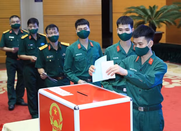 Military personnel drop off their ballots on May 23 morning (Photo: VNA)