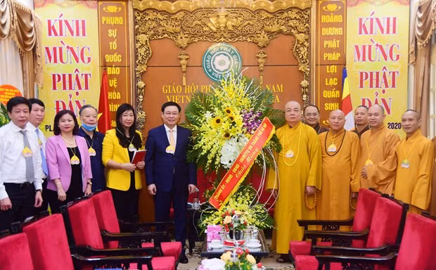 Secretary of the Hanoi Party Committee Vuong Dinh Hue visits the Vietnam Buddhist Sangha (VBS) Central Committee and the VBS Executive Board of Hanoi on the occasion of Lord Buddha’s 2564th birthday. (Photo: VNA)