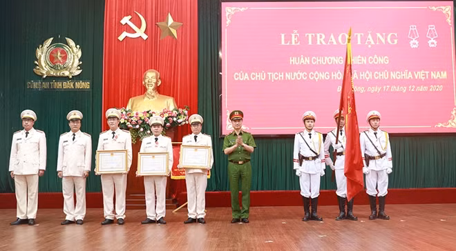 Under the authority of the State President, Deputy Minister Nguyen Duy Ngoc presented the third-class “Feat of Arms” Order to the Investigation Police Agency under the Provincial Police Department. Under the authority of the State President, Deputy Minister Nguyen Duy Ngoc presented the third-class “Feat of Arms” Order to the Investigation Police Agency under the Provincial Police Department.