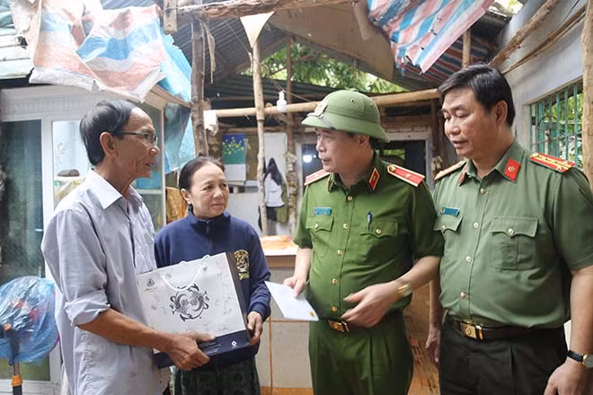 Deputy Minister Le Quoc Hung visits household suffering a great damage due to the storm. Deputy Minister Le Quoc Hung visits household suffering a great damage due to the storm.