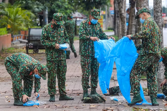 About 400 employees of the hospital are being quarantined there. In the photo: Soldiers from the Vietnamese army’s chemical division disinfect the National Hospital for Tropical Diseases in Dong Anh district.